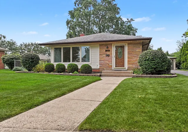 Photo 1 of Single family home for sale at 112 N Reuter Dr, Arlington Heights, IL 60005 | MLS# 12728713 | Listing updated on 2026-09-13