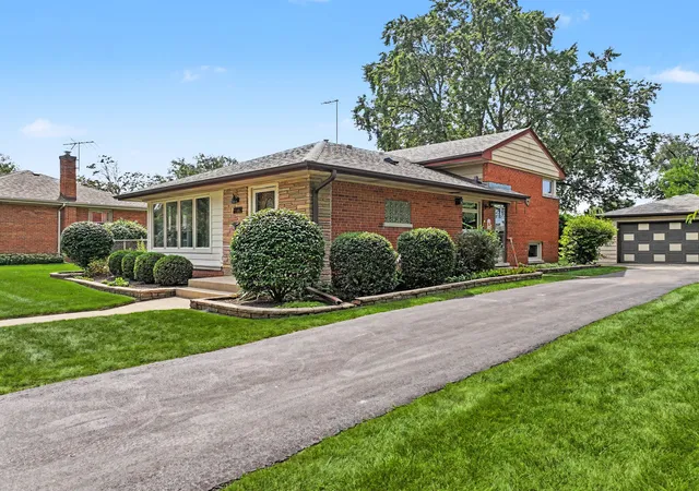 Photo 2 of Single family home for sale at 112 N Reuter Dr, Arlington Heights, IL 60005 | MLS# 12728713 | Listing updated on 2026-09-13