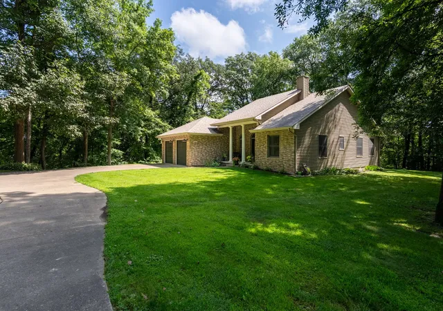 Photo 2 of Sale Pending at 2247 Bentwood Dr, Muscatine, IA 52761 | MLS# 12728744 | Listing updated on 2026-08-13