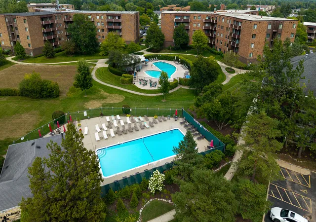 Listing Photo 5 - Condo for sale in building located at 815 Leicester Rd, Elk Grove Village, IL 60007 - Unit #312A