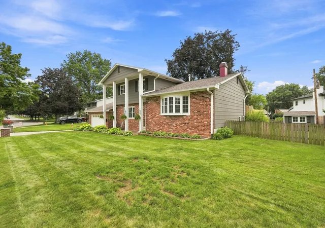 Photo 2 of Single family home for sale at 2305 E 32nd Street, Davenport, IA 52807 | MLS# 12728842 | Listing updated on 2026-10-21