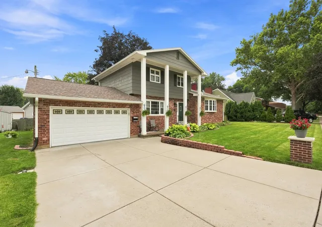 Photo 2 of Single family home for sale at 2305 E 32nd Street, Davenport, IA 52807 | MLS# 12728842 | Listing updated on 2026-10-21