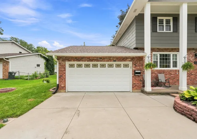 Photo 3 of Single family home for sale at 2305 E 32nd Street, Davenport, IA 52807 | MLS# 12728842 | Listing updated on 2026-10-21