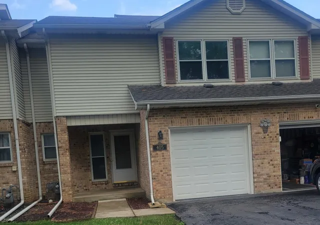 Photo 2 of Townhouse for sale at 405 S Wenbriar Sq, Addison, IL 60101 | MLS# 12728869 | Listing updated on 2026-08-16