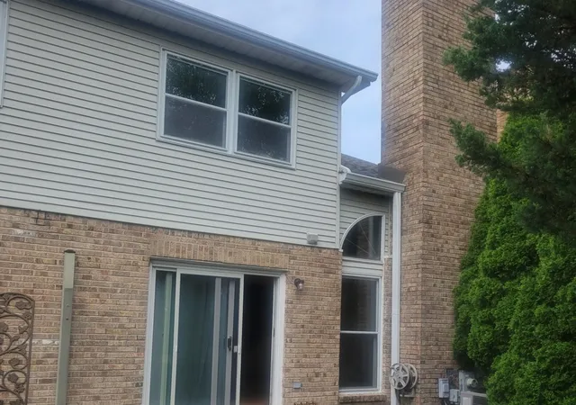 Photo 3 of Townhouse for sale at 405 S Wenbriar Sq, Addison, IL 60101 | MLS# 12728869 | Listing updated on 2026-08-16