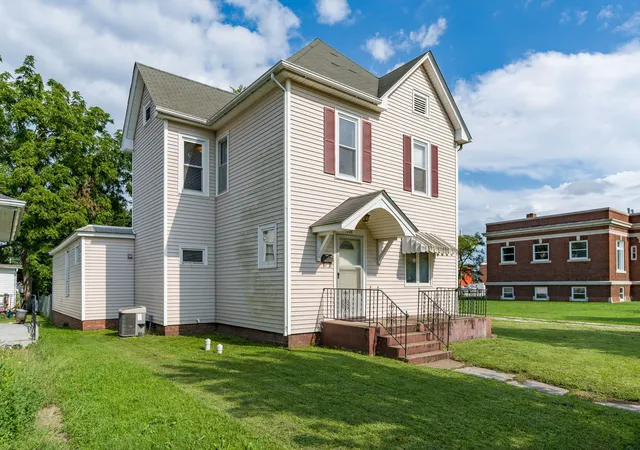 Photo 3 of Sale Pending at 206 N College Ave, Aledo, IL 61231 | MLS# 12728872 | Listing updated on 2026-09-18