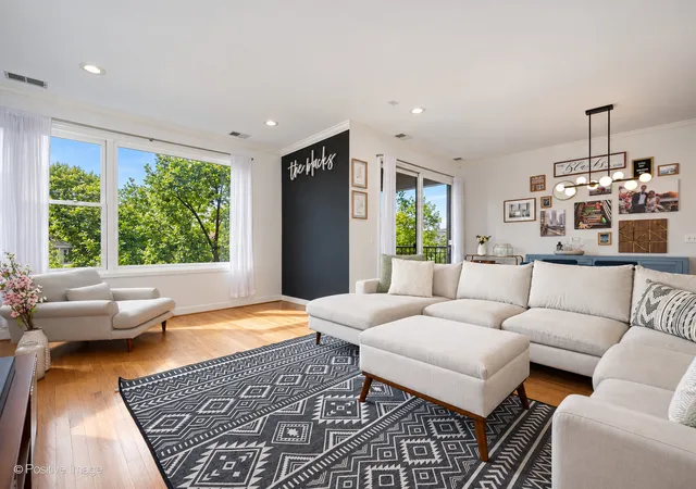 Photo 2 of Condo for sale at 929 N Damen Ave #2, Chicago, IL 60622 | MLS# 12728977 | Listing updated on 2026-09-30