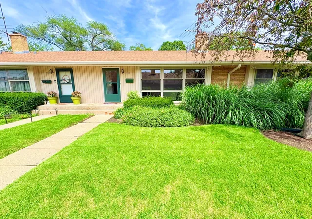 Photo 1 of Condo for sale at 922 N Milwaukee Ave #C, Libertyville, IL 60048 | MLS# 12729041 | Listing updated on 2026-10-05