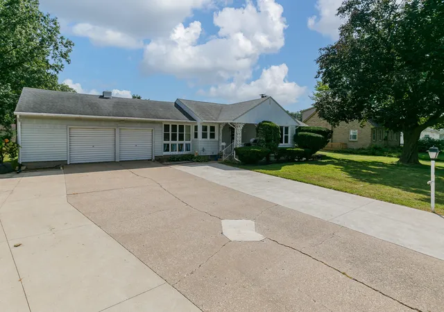 Photo 2 of Single family home for sale at 1112 30th Avenue, East Moline, IL 61244 | MLS# 12729054 | Listing updated on 2026-09-13