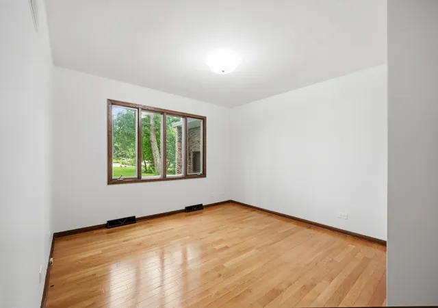 Photo 4 of Single family home for sale at 172 Hilltop Ct, Sleepy Hollow, IL 60118 | MLS# 12729068 | Listing updated on 2026-09-30