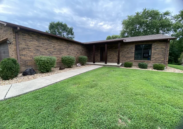 Photo 4 of Single family home for sale at 303 W Blake St, Benton, IL 62812 | MLS# 12729072 | Listing updated on 2026-09-14