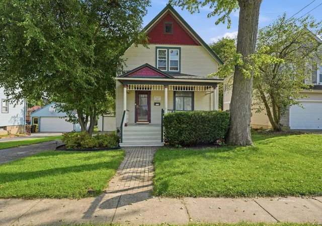 Single family home for sale at 315 Forest Ave, Woodstock, IL 60098 | MLS# 12729078