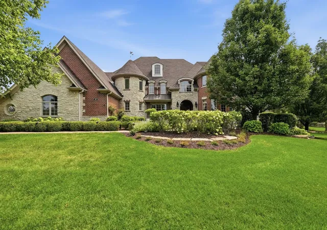 Photo 3 of Single family home for sale at 105 Forest Edge Dr, Palos Park, IL 60464 | MLS# 12729119 | Listing updated on 2026-09-14