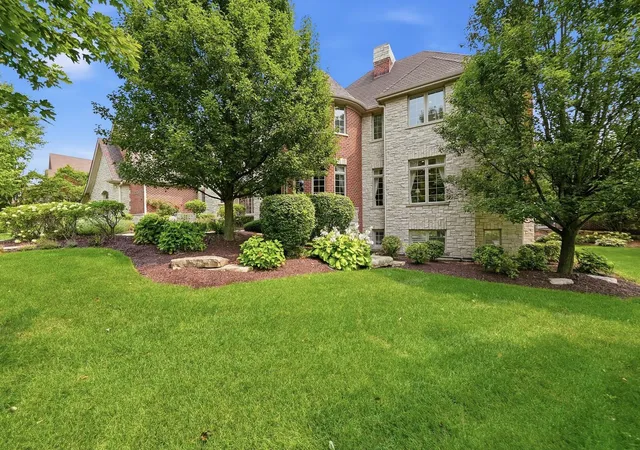 Photo 4 of Single family home for sale at 105 Forest Edge Dr, Palos Park, IL 60464 | MLS# 12729119 | Listing updated on 2026-09-14