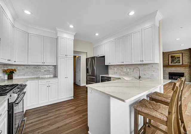 Photo 2 of Condo for sale at 20 Trafalgar Sq #407, Lincolnshire, IL 60069 | MLS# 12729121 | Listing updated on 2026-09-17