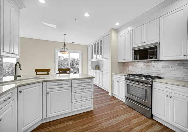 Photo 4 of Condo for sale at 20 Trafalgar Sq #407, Lincolnshire, IL 60069 | MLS# 12729121 | Listing updated on 2026-09-17