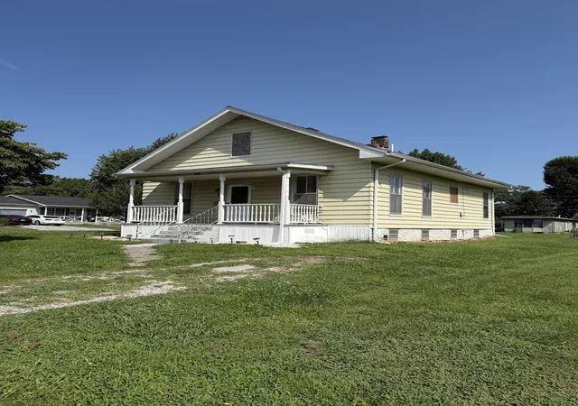 Photo 1 of Single family home for sale at 402 E Keyes St, Duquoin, IL 62832 | MLS# 12729133 | Listing updated on 2026-08-16
