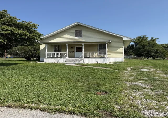 Photo 2 of Single family home for sale at 402 E Keyes St, Duquoin, IL 62832 | MLS# 12729133 | Listing updated on 2026-08-16