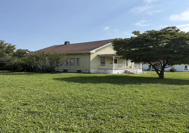Photo 3 of Single family home for sale at 402 E Keyes St, Duquoin, IL 62832 | MLS# 12729133 | Listing updated on 2026-08-16