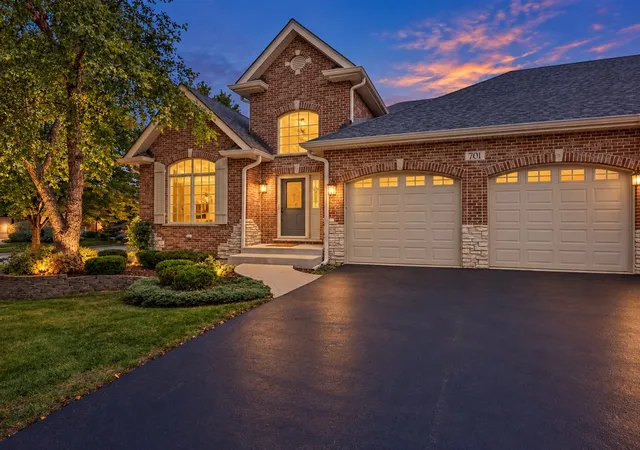 Photo 3 of Sale Pending at 701 Kelly Ct, Roselle, IL 60172 | MLS# 12729136 | Listing updated on 2026-10-02