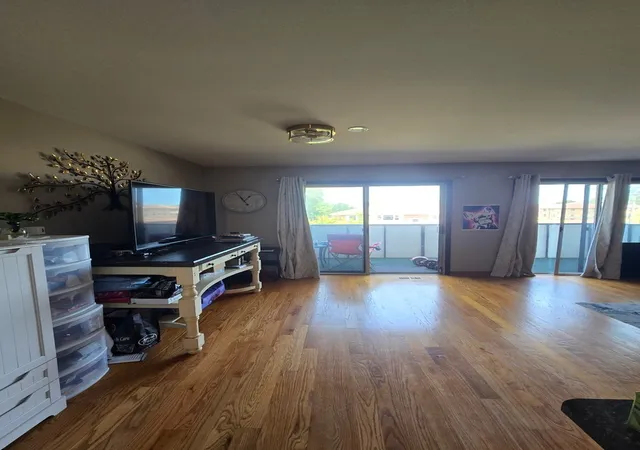 Photo 4 of Condo for sale at 150 E Grand Ave #302, Elmhurst, IL 60126 | MLS# 12729182 | Listing updated on 2026-08-16