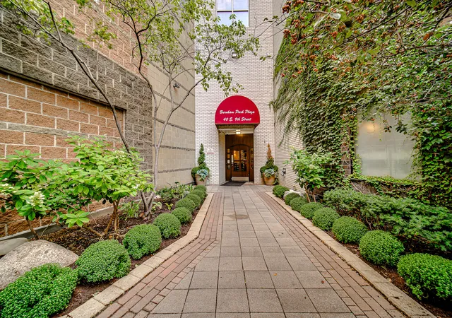 Listing Photo 1 - Condo for sale in building located at 40 E 9Th St, Chicago, IL 60605 - Unit #1809