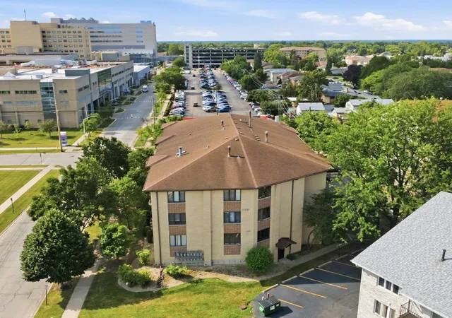 Listing Photo 2 - Condo for sale in building located at 4500 W 93Rd St, Oak Lawn, IL 60453 - Unit #1A