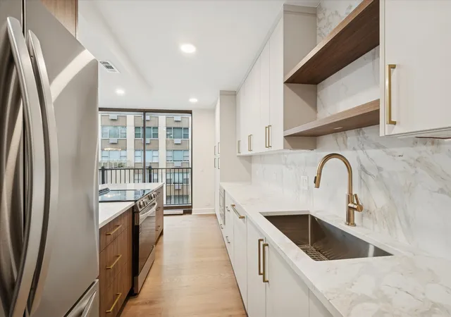 Listing Photo 4 - Condo for sale in building located at 1420 Sheridan Rd, Wilmette, IL 60091 - Unit #3i