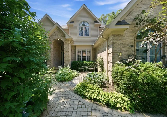 Photo 2 of Single family home for sale at 2523 Forest Ct, Lindenhurst, IL 60046 | MLS# 12729332 | Listing updated on 2026-09-14