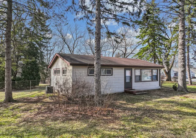 Photo 3 of Single family home for sale at 1484 N Hicks Rd, Palatine, IL 60067 | MLS# 12729396 | Listing updated on 2026-08-16