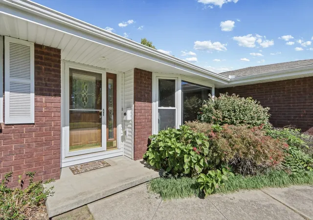 Photo 4 of Single family home for sale at 1402 Scovill St, Urbana, IL 61801 | MLS# 12729415 | Listing updated on 2026-10-10