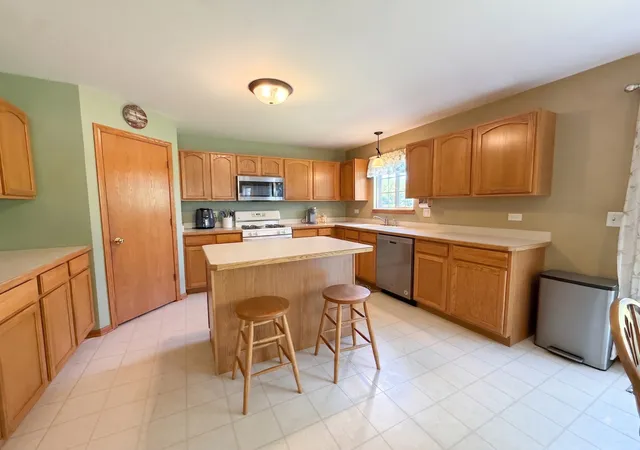 Photo 4 of Single family home for sale at 250 Sparrow Dr, Woodstock, IL 60098 | MLS# 12729450 | Listing updated on 2026-09-14