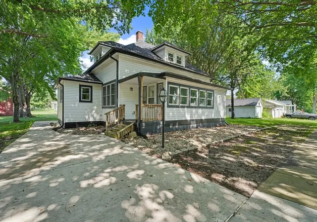 Photo 3 of Single family home for sale at 15 N Locust St, Pesotum, IL 61863 | MLS# 12729519 | Listing updated on 2026-09-21