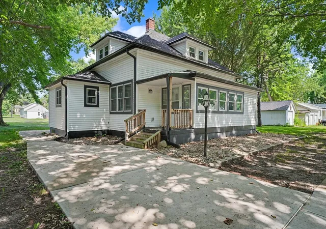 Photo 3 of Single family home for sale at 15 N Locust St, Pesotum, IL 61863 | MLS# 12729519 | Listing updated on 2026-09-21