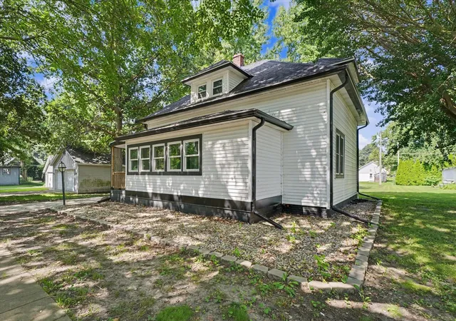 Photo 4 of Single family home for sale at 15 N Locust St, Pesotum, IL 61863 | MLS# 12729519 | Listing updated on 2026-09-21