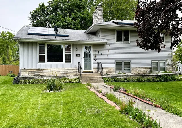 Photo 1 of Single family home for sale at 220 Beacon Dr, Belvidere, IL 61008 | MLS# 12729548 | Listing updated on 2026-09-09