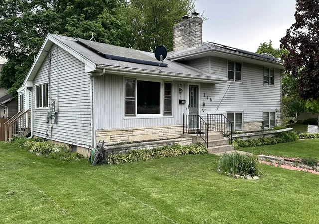 Photo 2 of Single family home for sale at 220 Beacon Dr, Belvidere, IL 61008 | MLS# 12729548 | Listing updated on 2026-09-09