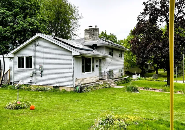 Photo 3 of Single family home for sale at 220 Beacon Dr, Belvidere, IL 61008 | MLS# 12729548 | Listing updated on 2026-09-09