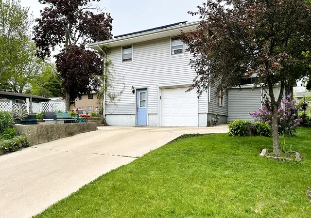 Photo 3 of Single family home for sale at 220 Beacon Dr, Belvidere, IL 61008 | MLS# 12729548 | Listing updated on 2026-10-20