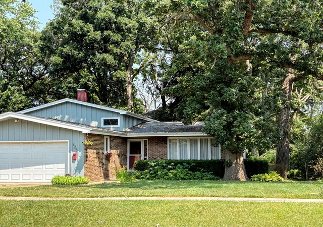 Photo 1 of Single family home for sale at 225 S Seymour Ave, Mundelein, IL 60060 | MLS# 12729576 | Listing updated on 2026-09-13