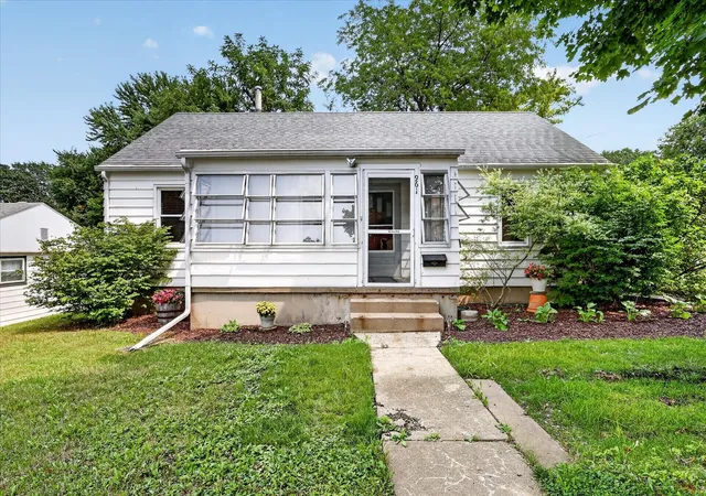 Photo 1 of Single family home for sale at 961 W Jefferson Dr, Freeport, IL 61032 | MLS# 12729640 | Listing updated on 2026-08-17