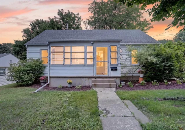 Photo 2 of Single family home for sale at 961 W Jefferson Dr, Freeport, IL 61032 | MLS# 12729640 | Listing updated on 2026-08-17