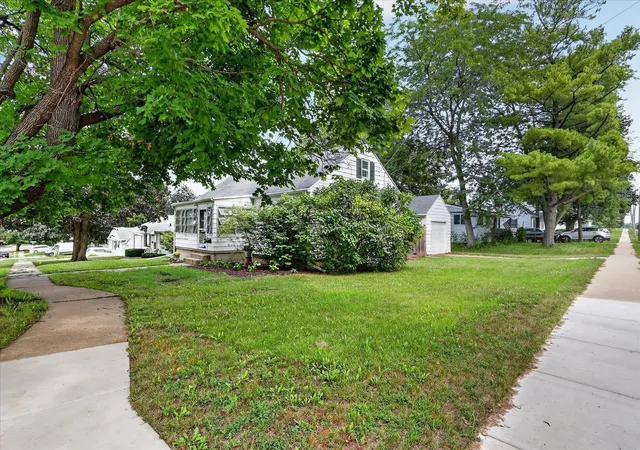 Photo 2 of Single family home for sale at 961 W Jefferson Dr, Freeport, IL 61032 | MLS# 12729640 | Listing updated on 2026-08-17