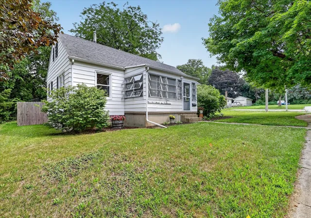 Photo 3 of Single family home for sale at 961 W Jefferson Dr, Freeport, IL 61032 | MLS# 12729640 | Listing updated on 2026-08-17