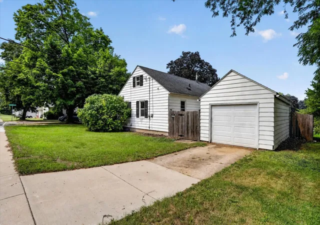 Photo 4 of Single family home for sale at 961 W Jefferson Dr, Freeport, IL 61032 | MLS# 12729640 | Listing updated on 2026-08-17