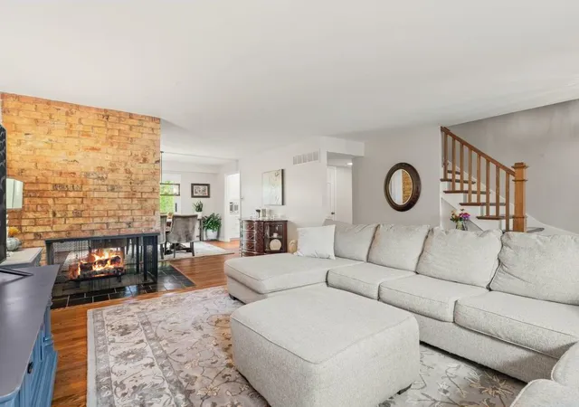 Photo 3 of Townhouse for sale at 19w082 Ave Barbizon, Oak Brook, IL 60523 | MLS# 12729770 | Listing updated on 2026-10-05