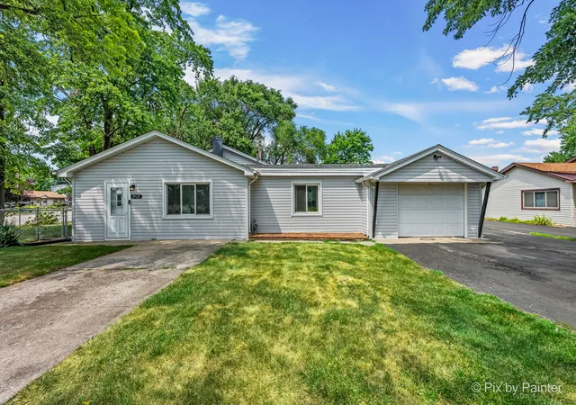Photo 3 of Single family home for sale at 8425 Central Ave, Burbank, IL 60459 | MLS# 12729777 | Listing updated on 2026-09-23