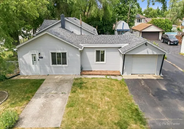 Photo 3 of Single family home for sale at 8425 Central Ave, Burbank, IL 60459 | MLS# 12729777 | Listing updated on 2026-09-23
