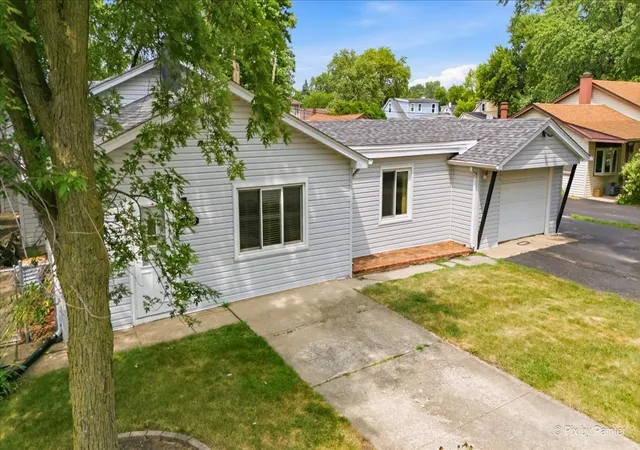 Photo 4 of Single family home for sale at 8425 Central Ave, Burbank, IL 60459 | MLS# 12729777 | Listing updated on 2026-09-23