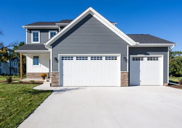 Single family home for sale at 4711 Willow Cir, Davenport, IA 52806 | MLS# 12729795